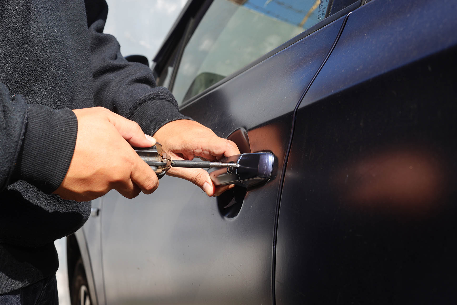 Emergency vehicle lockout roadside assistance in Edmonton